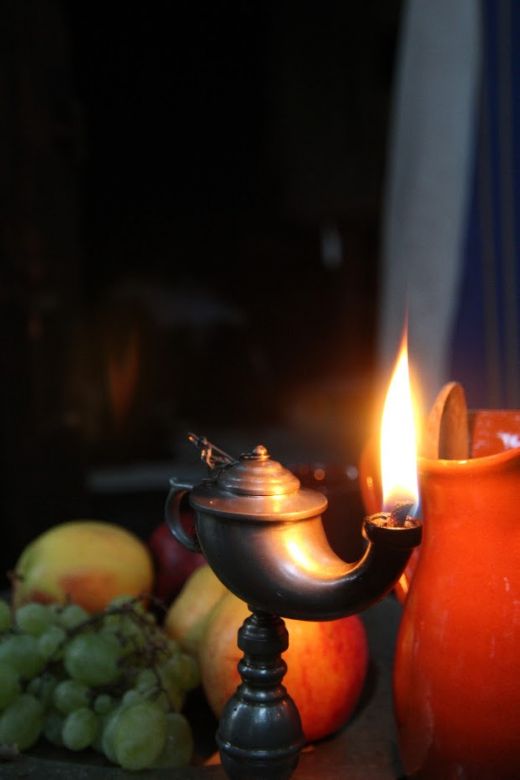 Traditionelles Stillleben mit Öllampe und Früchten, das die Atmosphäre ländlicher Wohnkultur einfängt.