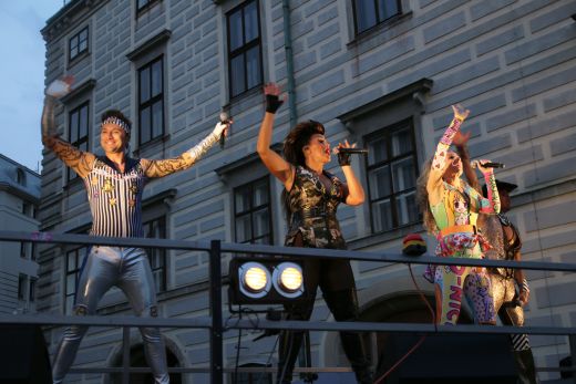 die Vengaboys bei der Kundgebung am Wiener Ballhausplatz