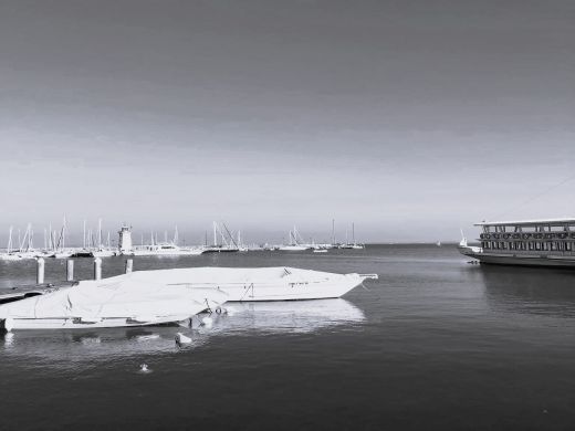 Yachthafen in Desenzano del Garda am Gardasee mit Leuchtturm